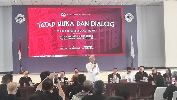 Capres nomor urut 3 Ganjar Pranowo berdialog dengan para tokoh agama Sinode Gereja Masehi Injili di Minahasa (GMIM),  Kamis (1/2/2024). Dalam dialog itu, Ganjar bicara soal kemiskinan.