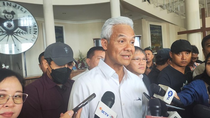 Ganjar Pranowo usai berdialog dengan tokoh agama Gereja Masehi Injili di Minahasa, di Manado, Sulawesi Utara, Kamis (1/2/2024).