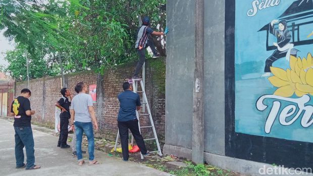 Garis polisi dipasang di swalayan modern di Desa Teloyo, Kecamatan Wonosari, Klaten yang dibobol.