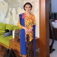 Sementara pada momen lainnya, Selvi Ananda hadir dengan kebaya kutu baru corak bunga. Tambahan selendang dan bersanggul membuatnya terlihat anggun. Foto: Instagram @selvie_ananda_