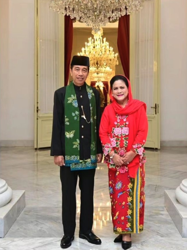 Iriana Jokowi mengenakan kebaya encim khas Betawi berwarna merah saat memeriahkan hari ulang tahun ke-78 kemerdekaan di jalan depan Istana Merdeka. Foto: Instagram @jokowi