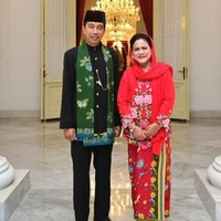 Iriana Jokowi mengenakan kebaya encim khas Betawi berwarna merah saat memeriahkan hari ulang tahun ke-78 kemerdekaan di jalan depan Istana Merdeka. Foto: Instagram @jokowi