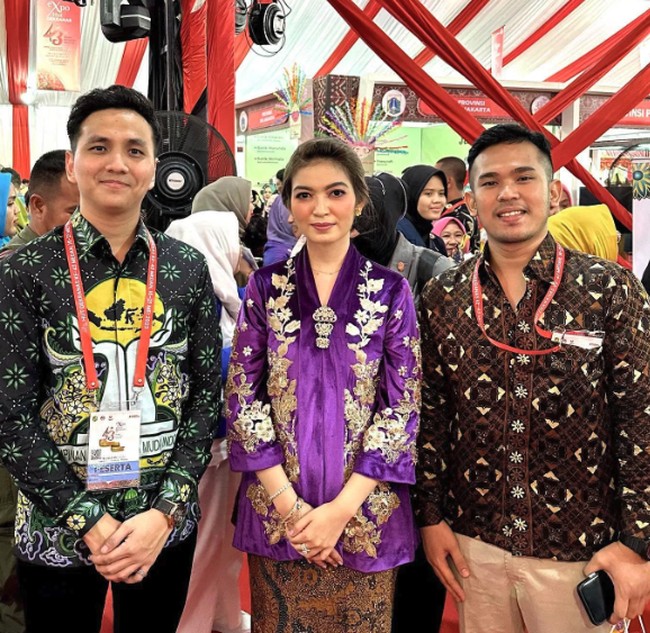 Selanjutnya ada potret Selvi Ananda memakai kebaya kartini bahan bludru berwarna ungu yang cantik dan elegan saat menghadiri suatu acara. Foto: Instagram @selvie_ananda_