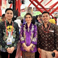 Selanjutnya ada potret Selvi Ananda memakai kebaya kartini bahan bludru berwarna ungu yang cantik dan elegan saat menghadiri suatu acara. Foto: Instagram @selvie_ananda_