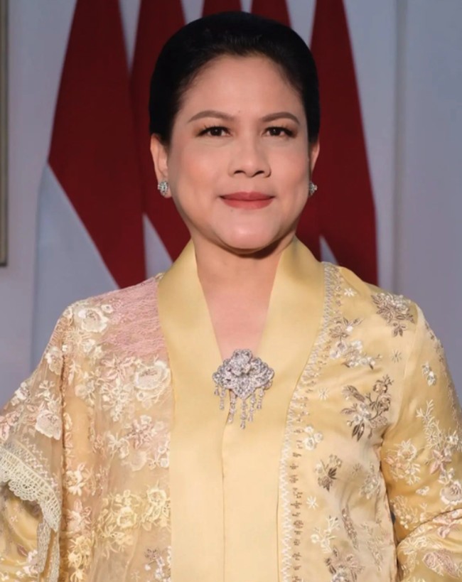 Pada momen lainnya, terlihat Iriana Jokowi memilih kebaya kartini bernuansa gold dengan aksesori etnik pelengkap di tengah dada. Foto: Instagram @iriana_jkw_