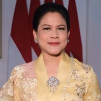 Pada momen lainnya, terlihat Iriana Jokowi memilih kebaya kartini bernuansa gold dengan aksesori etnik pelengkap di tengah dada. Foto: Instagram @iriana_jkw_