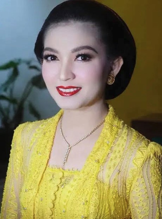 Selvi Ananda terlihat lebih anggun memakai kebaya kutu baru transparan berwarna kuning cerah. Tambahan kalung panjang tentu menjadi penghias yang memberikan kesan elegan. Foto: Instagram @selvie_ananda_