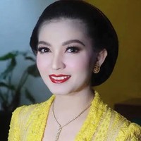 Selvi Ananda terlihat lebih anggun memakai kebaya kutu baru transparan berwarna kuning cerah. Tambahan kalung panjang tentu menjadi penghias yang memberikan kesan elegan. Foto: Instagram @selvie_ananda_
