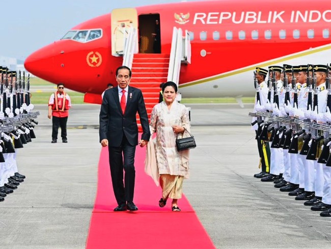 Iriana Jokowi mendampingi Presiden Jokowi ke Malaysia memakai kebayar kartini bernuansa keemasan. Rambutnya juga ditata rapi tanpa ada aksesori yang memberikan kesan lebih sederhana dan anggun. Foto: Instagram @jokowi