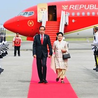 Iriana Jokowi mendampingi Presiden Jokowi ke Malaysia memakai kebayar kartini bernuansa keemasan. Rambutnya juga ditata rapi tanpa ada aksesori yang memberikan kesan lebih sederhana dan anggun. Foto: Instagram @jokowi