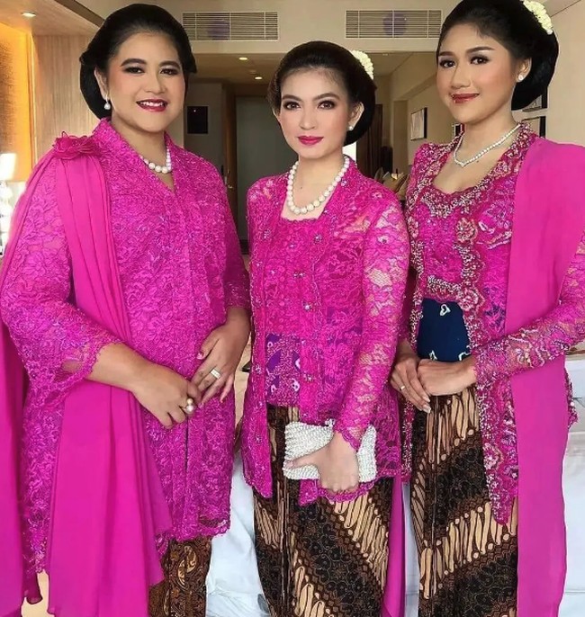 Selvi Ananda juga terlihat anggun mengenakan kebaya kutu baru warna pink saat pose bersama Kahiyang dan Erina. Gaya busananya dilengkapi kalung bulat etnik dan tatanan sanggul yang dihiasi melati agar semakin bersahaja. Foto: Instagram @selvie_ananda_