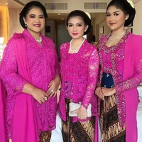 Selvi Ananda juga terlihat anggun mengenakan kebaya kutu baru warna pink saat pose bersama Kahiyang dan Erina. Gaya busananya dilengkapi kalung bulat etnik dan tatanan sanggul yang dihiasi melati agar semakin bersahaja. Foto: Instagram @selvie_ananda_