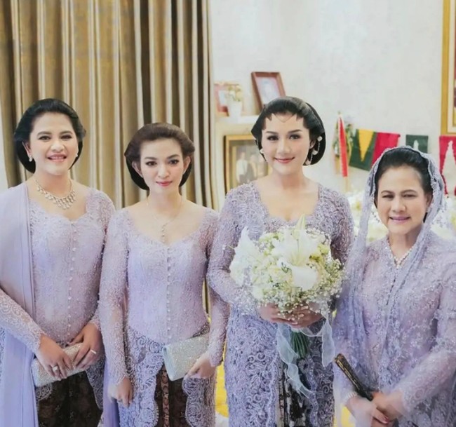 Ini penampilan Selvi Ananda dan Iriana Jokowi saat pernikahan Kaesang serta Erina. Kebaya kartini dengan detail brokat yang cantik bernuansa lilac membuat penampilan mereka terlihat sangat anggun dan memukau. Foto: Instagram @selvie_ananda_
