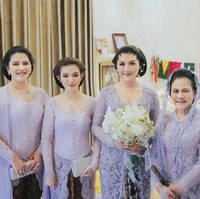 Ini penampilan Selvi Ananda dan Iriana Jokowi saat pernikahan Kaesang serta Erina. Kebaya kartini dengan detail brokat yang cantik bernuansa lilac membuat penampilan mereka terlihat sangat anggun dan memukau. Foto: Instagram @selvie_ananda_