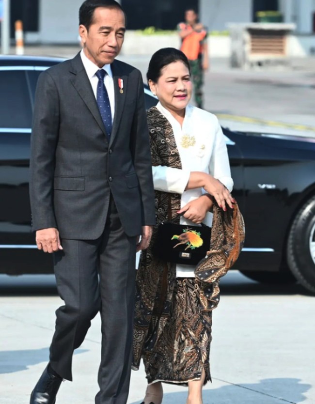 Kali ini Iriana Jokowi menemani Presiden Jokowi melakukan kunjungan ke Beijing, China. Ia tampil memukau mengenakan kebaya kartini dan kain khas Jawa. Foto: Instagram @iriana_jkw_
