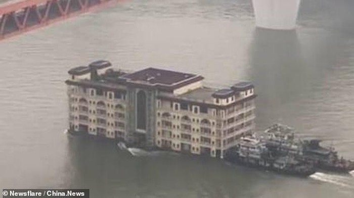 Gedung restoran diangkut pakai kapal/China News