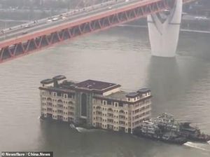 Gedung 5 Lantai di China Diseret Pakai Kapal Derek di Atas Sungai, Masih Utuh!