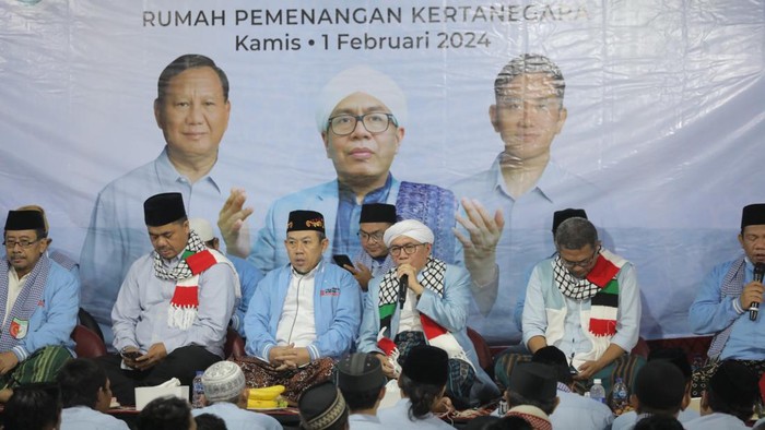 Gema Doa dan Dzikir untuk Kemenangan Prabowo-Gibran Dewan Penasihat TKN KH Misbahul Munir Kholil (kanan) dan Wakil Ketua TKN Juri Ardiantoro (keliga kiri) menggelar zikir menggerakan batin di depan Kediaman Prabowo, Kawasan Kertanegara, Jakarta, Kamis (1/2/2024).