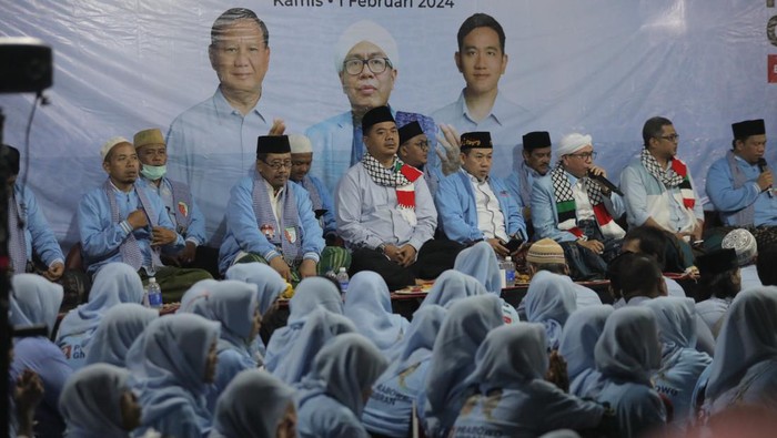 Gema Doa dan Dzikir untuk Kemenangan Prabowo-Gibran Dewan Penasihat TKN KH Misbahul Munir Kholil (kanan) dan Wakil Ketua TKN Juri Ardiantoro (keliga kiri) menggelar zikir menggerakan batin di depan Kediaman Prabowo, Kawasan Kertanegara, Jakarta, Kamis (1/2/2024).