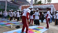 Kegiatan tersebut dimeriahkan dengan berbagai aktivitas seperti festival permainan tradisional seperti balap karung dan engklek. Foto: (Dok Kemendikbud)