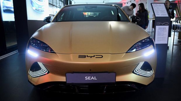 The logo of the BYD Auto company is seen on a BYD HAN electric vehicle during a BYD store opening at the car dealership Sternauto in Berlin, Germany January 31, 2024.  REUTERS/Annegret Hilse