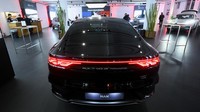 Dikutip dari Japan Times, industri otomotif China yang lebih berani menggarap mobil listrik bertenaga baterai membuat mereka lebih dominan dalam hal ekspor kendaraan. Di sisi lain, industri otomotif Jepang seperti Toyota dan Nissan jauh lebih berhati-hati dan lebih memilih mobil hybrid.