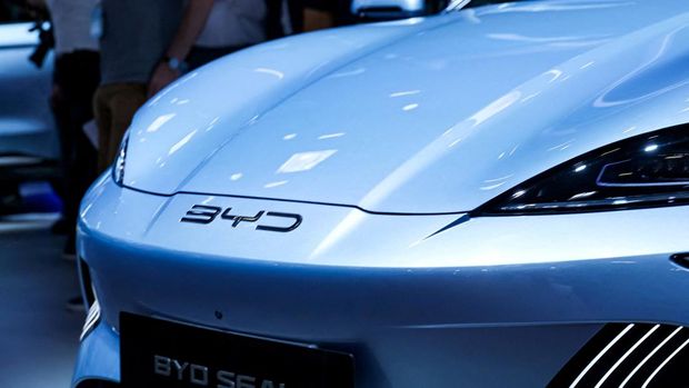 The logo of the BYD Auto company is seen on a BYD HAN electric vehicle during a BYD store opening at the car dealership Sternauto in Berlin, Germany January 31, 2024.  REUTERS/Annegret Hilse