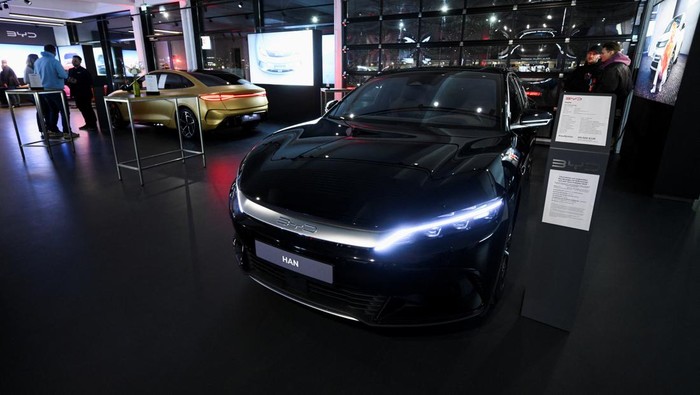 GERMANY-AUTOS/BYD The logo of the BYD Auto company is seen on a BYD HAN electric vehicle during a BYD store opening at the car dealership Sternauto in Berlin, Germany January 31, 2024. REUTERS/Annegret Hilse