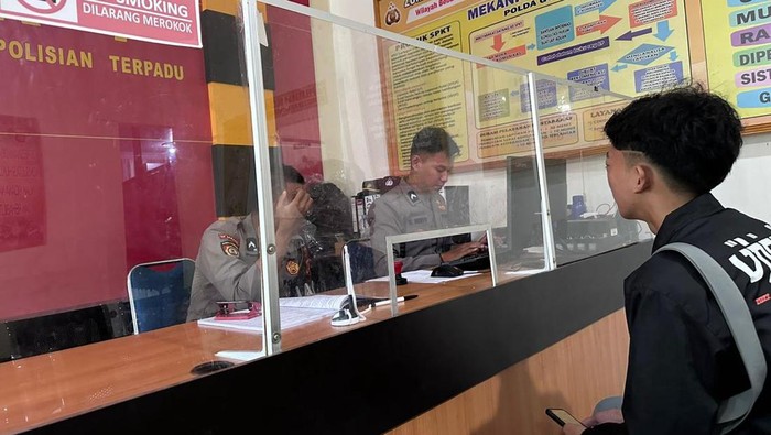 Remaja bernama Abdul Ajiz Potabuga (17) di Kabupaten Gorontalo mengaku dianiaya oknum polisi berinisial TA hingga muntah darah.
