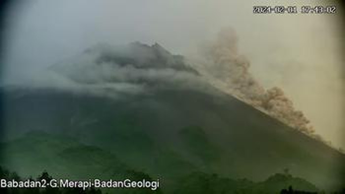 Tangkapan layar pengamatan BPPTKG menunjukkan Gunung Merapi memuntahkan awan panas pada Kamis petang (1/2/2024).