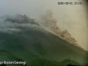 Gunung Merapi Muntahkan Awan Panas Petang Ini