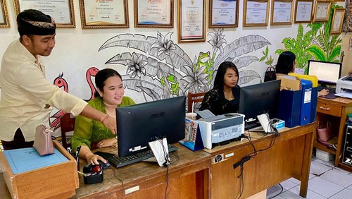 Foto: Hari pertama penerapan perubahan jam kerja ASN di Pemkot Denpasar, Kamis (1/2/2024).