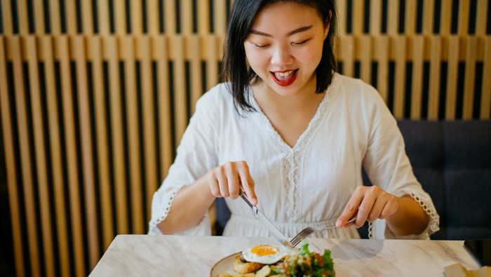 Ilustrasi Ibu Hamil Makan Telur