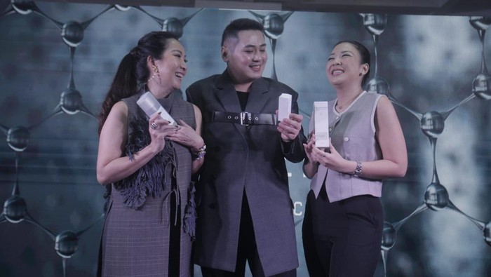 Brand lokal Duvaderm memperkenalkan perawatan kulit sederhana dengan produk skincare berbasis molekuler. Inovasi ini merupakan yang pertama di Indonesia.