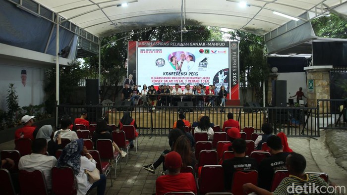 Intip Persiapan Relawan Ganjar-Mahfud Jelang Konser Salam Metal di GBK Intip Persiapan Relawan Ganjar-Mahfud Jelang Konser Salam Metal di GBK