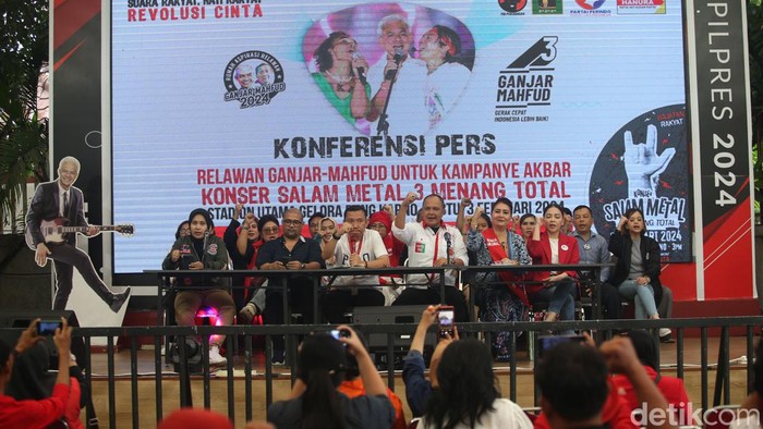 Intip Persiapan Relawan Ganjar-Mahfud Jelang Konser Salam Metal di GBK Intip Persiapan Relawan Ganjar-Mahfud Jelang Konser Salam Metal di GBK