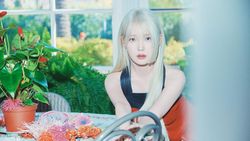 IU Tampil Chic dan Edgy di Foto-foto Album The Winning