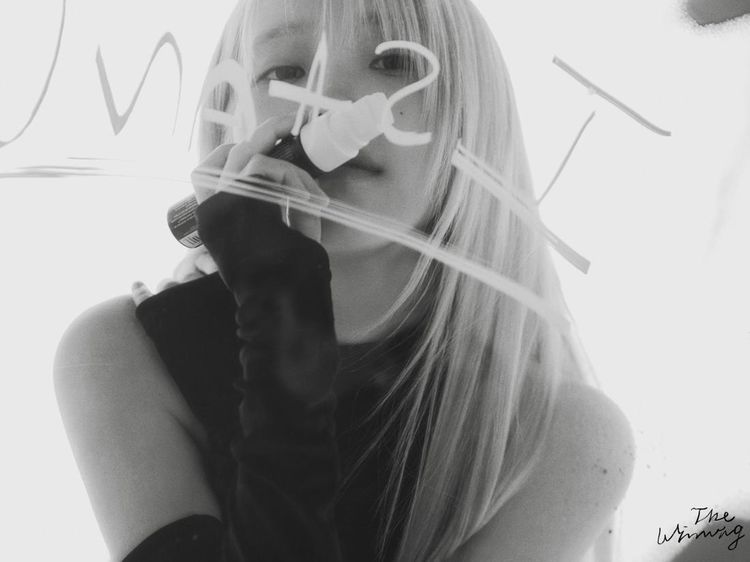 IU Tampil Chic dan Edgy di Foto-foto Album The Winning