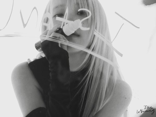 IU Tampil Chic dan Edgy di Foto-foto Album The Winning
