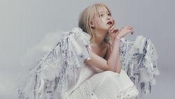 IU Tampil Chic dan Edgy di Foto-foto Album The Winning