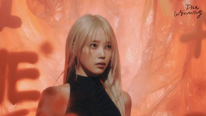 Jarang-jarang IU mengubah total penampilan dan warna rambutnya. Tapi kali ini dia tampil full blonde dengan gaya yang chic dan edgy untuk The Winning. (Foto: EDAM Entertainment)