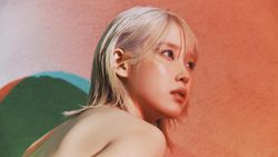 IU Tampil Chic dan Edgy di Foto-foto Album The Winning IU Tampil Chic dan Edgy di Foto-foto Album The Winning