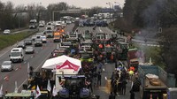 Petani Belgia memblokir jalan menuju pelabuhan kontainer Zeebrugge. Salah satu panitia unjuk rasa mengatakan lebih dari 100 traktor berpartisipasi dalam blokade tersebut. (AP Photo/Thibault Camus)