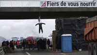 Di Prancis, traktor-traktor berbaris di sekitar Paris dan pasar makanan internasional Rungis yang menjadi pusat produsen Prancis dan sekitarnya serta garis batas bagi pemerintah. (AP Photo/Christophe Ena)