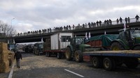 Ribuan petani di Eropa memblokir ratusan jalan tol dan akses jalan ke pelabuhan kontainer besar. (AP Photo/Christophe Ena)