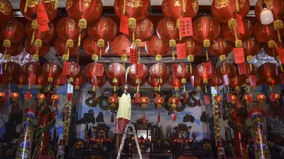 Jelang Imlek, Lampion Merahkan Vihara Hok Tek Bio Ciamis