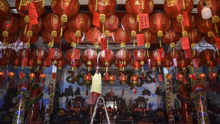 Pengurus klenteng mengganti lampion di Vihara Hok Tek Bio Kabupaten Ciamis, Jawa Barat, Kamis (1/2/2024). Warga Tionghoa melakukan persiapan untuk menyambut Tahun Baru Imlek 2575 Kongzili pada 10 Februari 2024.  ANTARA FOTO/Adeng Bustomi/aww.