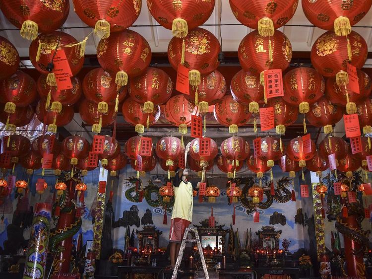 Jelang Imlek, Lampion Merahkan Vihara Hok Tek Bio Ciamis