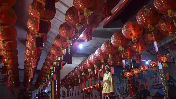 Jelang Imlek, Lampion Merahkan Vihara Hok Tek Bio Ciamis Pengurus klenteng mengganti lampion di Vihara Hok Tek Bio Kabupaten Ciamis, Jawa Barat, Kamis (1/2/2024). Warga Tionghoa melakukan persiapan untuk menyambut Tahun Baru Imlek 2575 Kongzili pada 10 Februari 2024. Β ANTARA FOTO/Adeng Bustomi/aww.