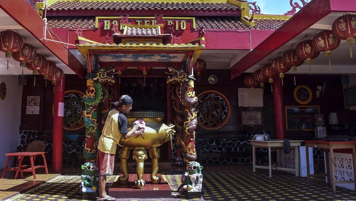 Jelang Imlek, Lampion Merahkan Vihara Hok Tek Bio Ciamis Pengurus klenteng mengganti lampion di Vihara Hok Tek Bio Kabupaten Ciamis, Jawa Barat, Kamis (1/2/2024). Warga Tionghoa melakukan persiapan untuk menyambut Tahun Baru Imlek 2575 Kongzili pada 10 Februari 2024. Β ANTARA FOTO/Adeng Bustomi/aww.